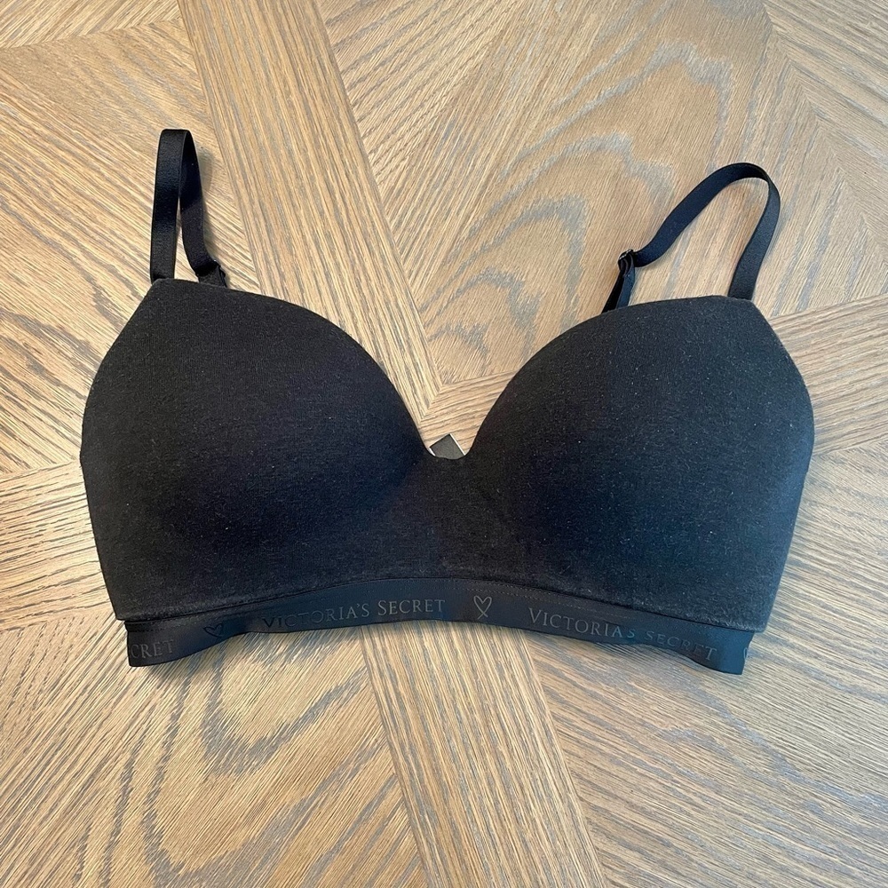 VICTORIA’S Secret T Shirt Lightly Lined Black Bra